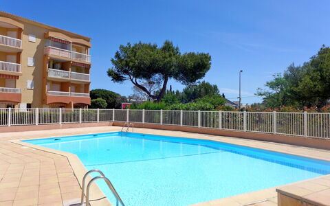 Saint Aygulf 100: L'Eau, Ciel, Bâtiment, Propriété, Piscine, Plante, Bleu Azur, Arbre, Ombre, Rectangle