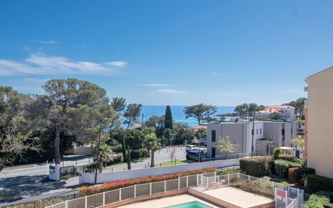 Saint Aygulf 100: L'Eau, Ciel, Bâtiment, Plante, Propriété, Piscine, Bleu Azur, Arbre, Fenêtre, Maison