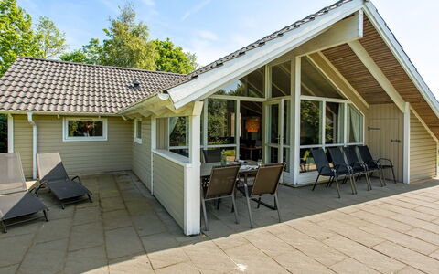 Isving - 1.1Km to the Fjord: Meubles, Design Intérieur, Sol, Bois, Sol, Plafond, Parquet, Chaise, Table, Éclairage