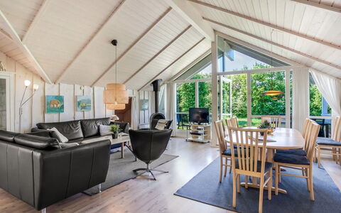 Isving - 1.1Km to the Fjord: Meubles, Design Intérieur, Sol, Bois, Sol, Plafond, Parquet, Chaise, Table, Éclairage