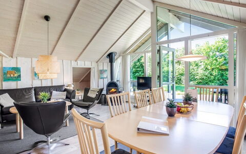 Isving - 1.1Km to the Fjord: Meubles, Design Intérieur, Sol, Bois, Sol, Plafond, Parquet, Chaise, Table, Éclairage