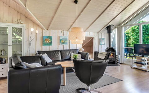 Isving - 1.1Km to the Fjord: Meubles, Design Intérieur, Sol, Bois, Sol, Plafond, Parquet, Chaise, Table, Éclairage
