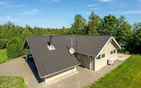 Isving - 1.1Km to the Fjord: Meubles, Design Intérieur, Sol, Bois, Sol, Plafond, Parquet, Chaise, Table, Éclairage