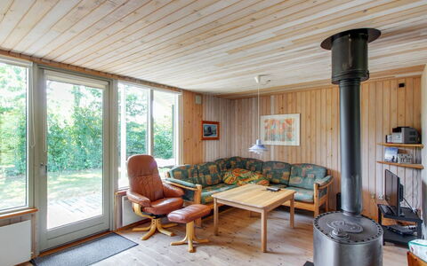 Jaane - 650M to the Fjord: Meubles, Design Intérieur, Bois, Sol, Plafond, Sol, Pièce, Chaise, Table, Dur