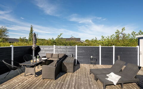 Shalin - 1.4Km to the Fjord: Meubles, Design Intérieur, Sol, Bois, Sol, Plafond, Parquet, Chaise, Table, Éclairage