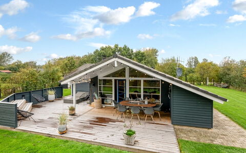 Martina - 560M to the Fjord: Domicile, Toit, Chalet, Porche, Siding, Biens, Ombre, Dur, Plate-Forme, Planche
