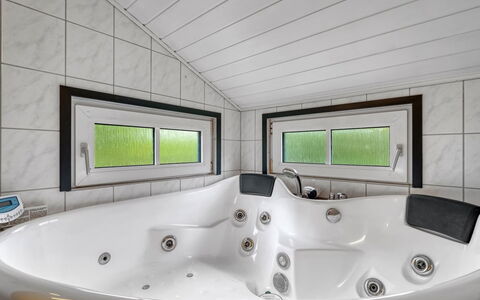Martina - 560M to the Fjord: Luminaire Plomberie, Baignoire, Design Intérieur, Salle De Bains, Sol, Plafond, Plomberie, Sol, Robinet