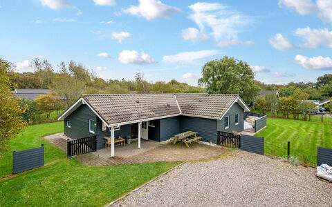 Martina - 560M to the Fjord: Maison, Domicile, Toit, Chalet, Pelouse, Biens, Ferme, Cour, Jardin, Aménagement Paysager