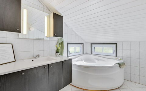 Martina - 560M to the Fjord: Meubles, Design Intérieur, Sol, Bois, Sol, Plafond, Parquet, Chaise, Table, Éclairage