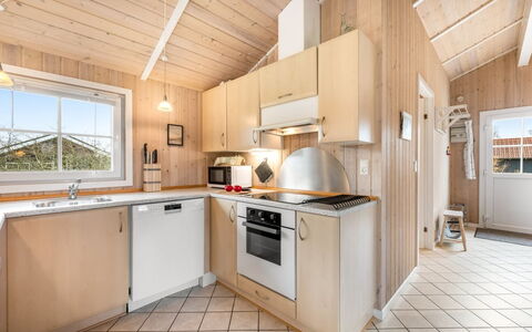 Tinka - 1.2Km to the Fjord: Bois, Domicile, Sol, Principaux Appliance, Luminaire Plomberie, Cuisine, Porte, Évier, Chalet, Tache De Bois