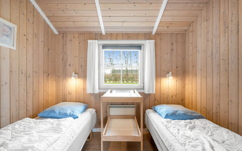 Tinka - 1.2Km to the Fjord: Bois, Chambre, Plafond, Sol, Design Intérieur, Lit, Literie, Planche, Cadre De Lit, Dur
