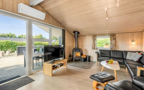Robertha - 800M to the Fjord: Sol, Design Intérieur, Sol, Plafond, Canapé, Salon, Pièce, Parquet, Dur