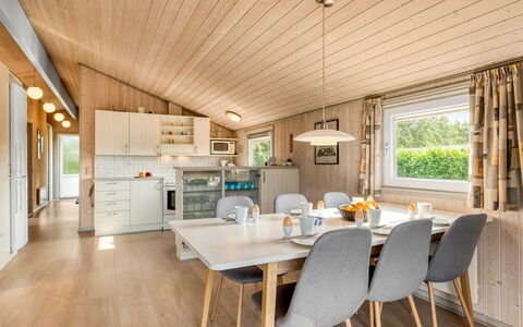 Robertha - 800M to the Fjord: Bois, Design Intérieur, Plafond, Sol, Table Cuisine Et Salle A Manger, Domicile, Sol, Parquet, Dur, Salle À Manger