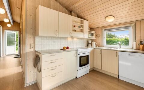 Robertha - 800M to the Fjord: Bois, Sol, Design Intérieur, Sol, Plafond, Cuisine, Appareil De Cuisine, Comptoir, Domicile, Principaux Appliance