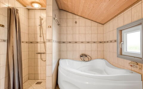 Robertha - 800M to the Fjord: Luminaire Plomberie, Salle De Bains, Baignoire, Sol, Design Intérieur, Sol, Bois, Robinet, Plomberie, Plafond