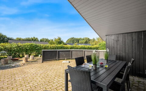 Robertha - 800M to the Fjord: Domicile, Ombre, Meubles, Jardin, Aménagement Paysager, Chaise, Dur, Biens, Cour, Patio
