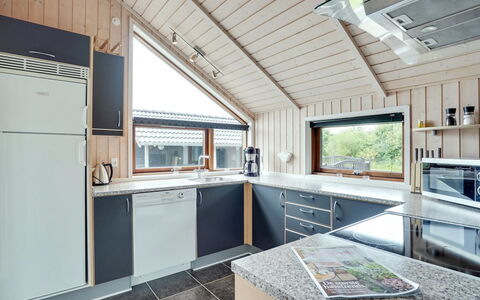 Chermeine - 1.2Km to the Fjord: Bois, Plafond, Domicile, Cuisine, Comptoir, Chalet, Dur, Cabinetry, Tache De Bois, Appareil De Cuisine