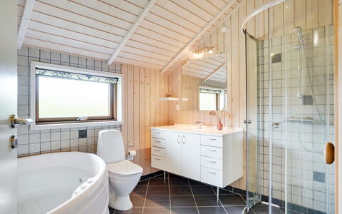Chermeine - 1.2Km to the Fjord: Luminaire Plomberie, Bois, Plafond, Design Intérieur, Sol, Plomberie, Sol, Robinet, Évier, Salle De Bains