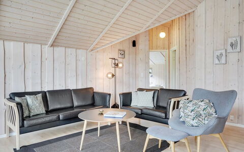 Chermeine - 1.2Km to the Fjord: Bois, Sol, Design Intérieur, Meubles, Sol, Salon, Plafond, Domicile, Parquet, Canapé