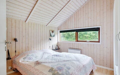 Chermeine - 1.2Km to the Fjord: Bois, Design Intérieur, Chambre, Plafond, Lit, Sol, Sol, Meubles, Pièce, Drap De Lit