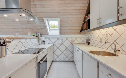 Earline - 900M to the Fjord: Bois, Sol, Cuisine, Design Intérieur, Plafond, Sol, Comptoir, Domicile, Luminaire, Tuile