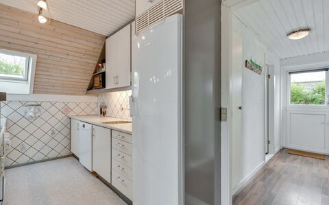 Earline - 900M to the Fjord: Bois, Sol, Plafond, Sol, Design Intérieur, Domicile, Principaux Appliance, Parquet, Pièce, Cuisine