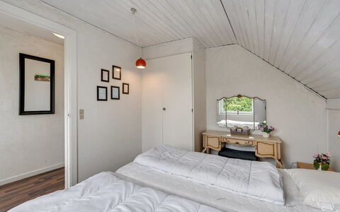 Earline - 900M to the Fjord: Meubles, Mur, Design Intérieur, Chambre, Lit, Bois, Plafond, Sol, Sol, Drap De Lit