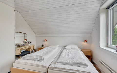 Earline - 900M to the Fjord: Bois, Chambre, Plafond, Lit, Design Intérieur, Cadre De Lit, Literie, Sol, Drap De Lit, Pièce