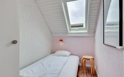 Earline - 900M to the Fjord: Mur, Chambre, Sol, Lit, Sol, Design Intérieur, Drap De Lit, Plafond, Literie, Linge