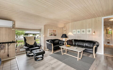Wenche - 600M to the Fjord: Toit, Maison, Domicile, Chalet, Porte, Siding, Plate-Forme, Porche, Planche, Dur