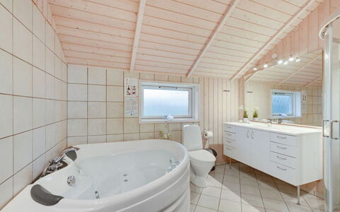 Clarina - 800M to the Fjord: Luminaire Plomberie, Plafond, Design Intérieur, Sol, Sol, Plomberie, Domicile, Robinet, Pièce, Salle De Bains