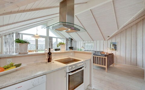 Clarina - 800M to the Fjord: Bois, Sol, Plafond, Design Intérieur, Cuisine, Sol, Meubles, Luminaire, Comptoir, Domicile