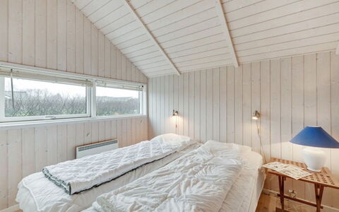 Clarina - 800M to the Fjord: Bois, Plafond, Chambre, Sol, Sol, Literie, Lit, Drap De Lit, Planche, Dur