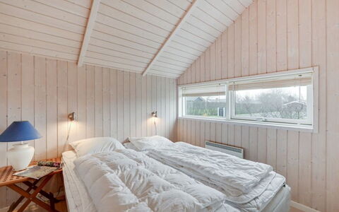 Clarina - 800M to the Fjord: Bois, Chambre, Plafond, Domicile, Literie, Lit, Drap De Lit, Dur, Planche, Tache De Bois