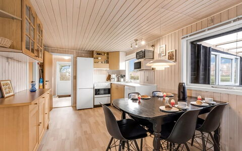 Hoghni - 850M to the Fjord: Bois, Dur, Tache De Bois, Plafond, Cuisine, Parquet, Comptoir, Table Cuisine Et Salle A Manger, Planche