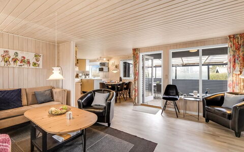 Hoghni - 850M to the Fjord: Bois, Meubles, Design Intérieur, Plafond, Chaise, Dur, Tache De Bois, Table Cuisine Et Salle A Manger, Table Basse, Salon