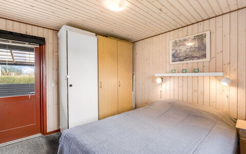 Hoghni - 850M to the Fjord: Bois, Sol, Chambre, Sol, Design Intérieur, Lit, Plafond, Drap De Lit, Cadre De Lit, Tache De Bois
