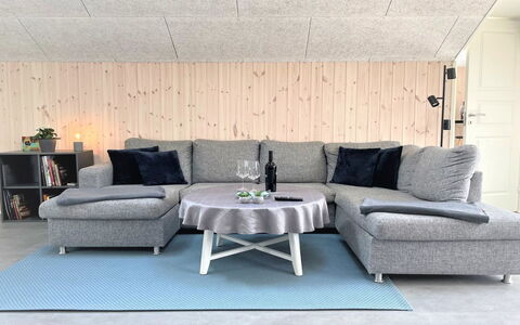 Gustaf - 400M to the Fjord: Meubles, Sol, Salon, Parquet, Canapé, Chaise, Dur, Table Basse, Accoudoir