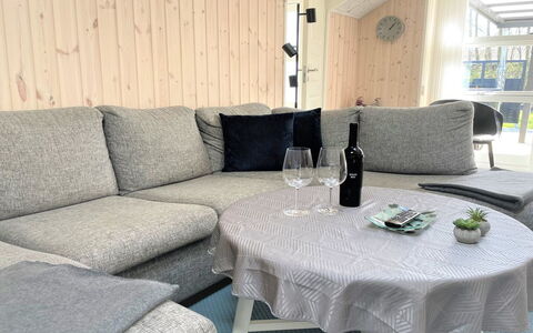 Gustaf - 400M to the Fjord: Meubles, Salon, Canapé, Coussin, Oreiller, Table Basse, Plante D'Appartement, Linge, Accoudoir