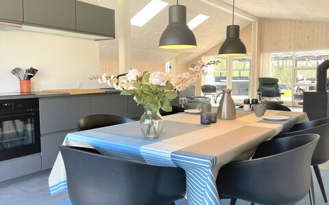 Gustaf - 400M to the Fjord: Meubles, Design Intérieur, Chaise, Sol, Luminaire, Table Cuisine Et Salle A Manger, Bois, Table, Salle À Manger, Sol