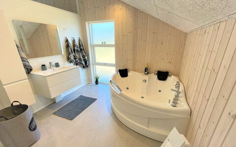 Gustaf - 400M to the Fjord: Sol, Sol, Design Intérieur, Luminaire Plomberie, Plomberie, Baignoire, Plafond, Salle De Bains, Parquet, Conception