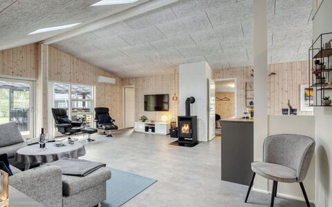 Gustaf - 400M to the Fjord: Bois, Design Intérieur, Plafond, Meubles, Sol, Salon, Sol, Pièce, Domicile, Canapé