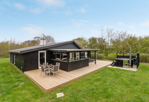 Gustaf - 400M to the Fjord: Maison, Domicile, Toit, Chalet, Biens, Aménagement Paysager, Batiments Jardin, Siding, Ferme