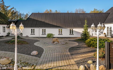 Fintan - 2Km to the Fjord: Zone Résidentielle, Arbuste, Maison, Domicile, Jardin, Biens, Ombre, Aménagement Paysager, Pelouse