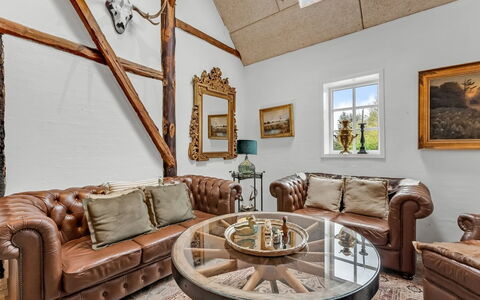 Fintan - 2Km to the Fjord: Meubles, Design Intérieur, Bois, Canapé, Salon, Plafond, Sol, Domicile, Éclairage, Pièce