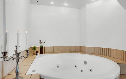 Fintan - 2Km to the Fjord: Design Intérieur, Baignoire, Mur, Luminaire Plomberie, Salle De Bains, Sol, Sol, Plafond, Éclairage, Plomberie