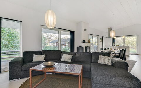 Elfriede - 400M to the Fjord: Meubles, Design Intérieur, Canapé, Sol, Sol, Bois, Salon, Plafond, Domicile, Parquet