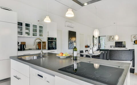 Elfriede - 400M to the Fjord: Cuisine, Comptoir, Design Intérieur, Meubles, Appareil De Cuisine, Cabinetry, Sol, Luminaire, Plafond, Principaux Appliance