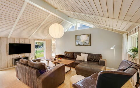 Sæby 670: Design Intérieur, Sol, Meubles, Bois, Canapé, Sol, Plafond, Parquet, Salon, Domicile