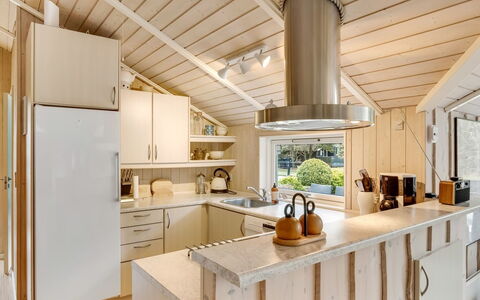 Sæby 670: Cuisine, Comptoir, Design Intérieur, Sol, Bois, Plafond, Appareil De Cuisine, Luminaire, Cabinetry, Meubles